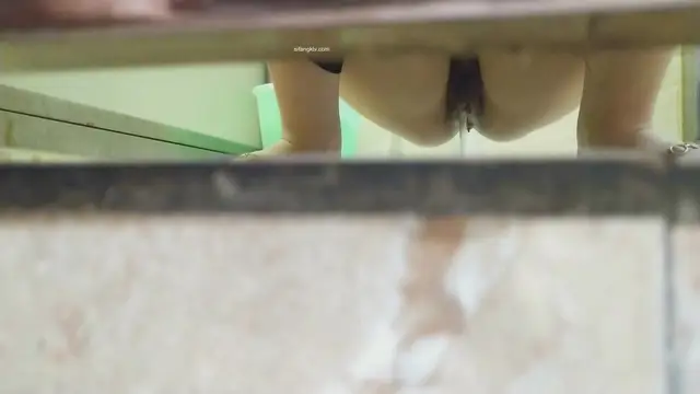 廁拍白衣黑褲非常漂亮的商場售貨員圓圓的逼洞