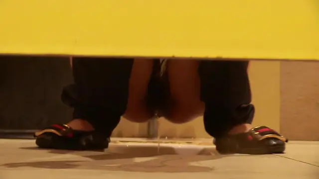 短髮領班美女，乾脆利落的走路姿勢，上班不給抽菸去尿尿順便抽根菸，瀟灑~