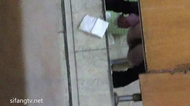 廁拍經典之作，冰塵系列之模特廁拍！ (3)