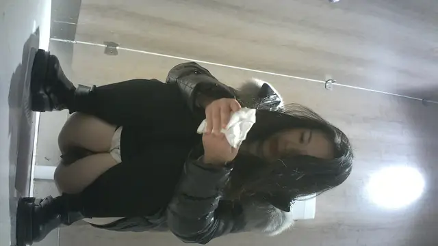 白白嫩嫩的大波浪美女把個小鮑魚夾的可真緊