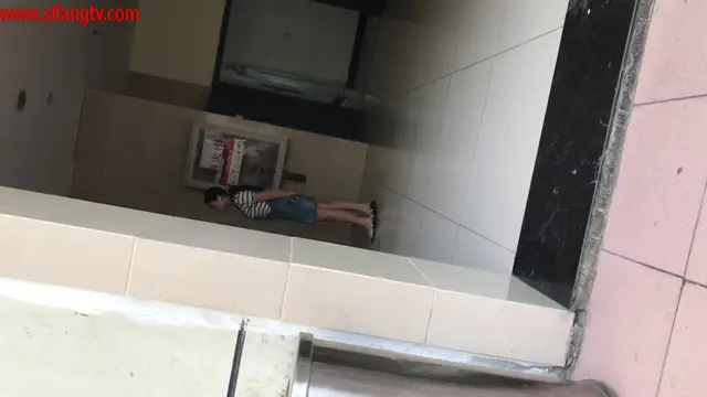 穿吊帶牛仔褲的小姐姐，姨媽期上廁所洞開開啟，裡面的穴肉看得清清楚楚，等她出來拍正臉，咳嗽了幾聲她才把臉看向我！