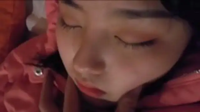 真實姐弟亂倫，趁姐姐喝醉弟弟想把雞巴放她嘴裡，還摳逼 2