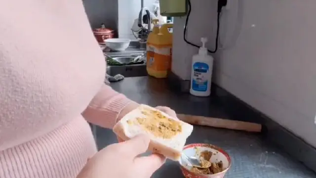 麵包加屎一口吃掉